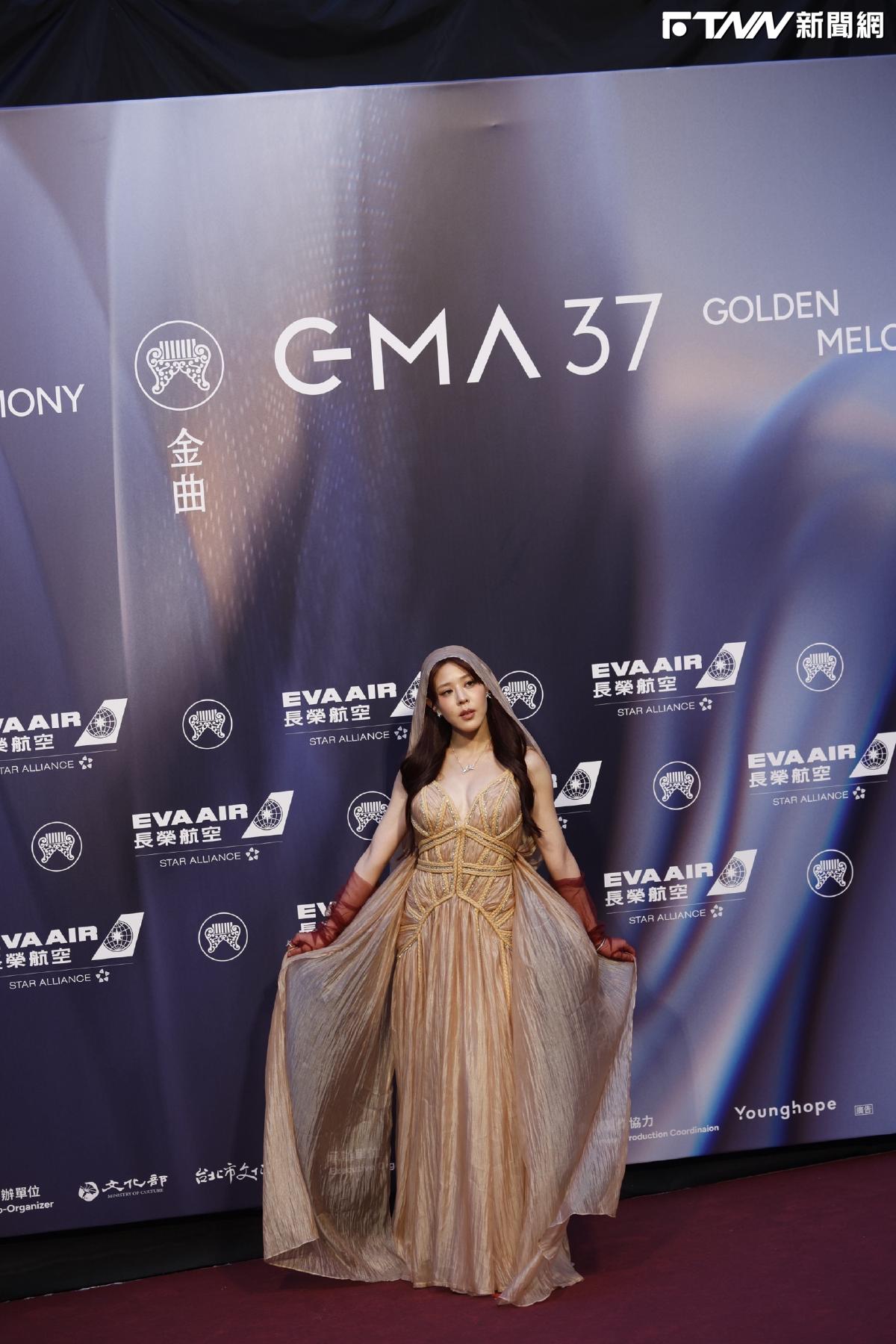 金曲紅毯／劉艾立超辣深V馬甲登場！問鼎歌