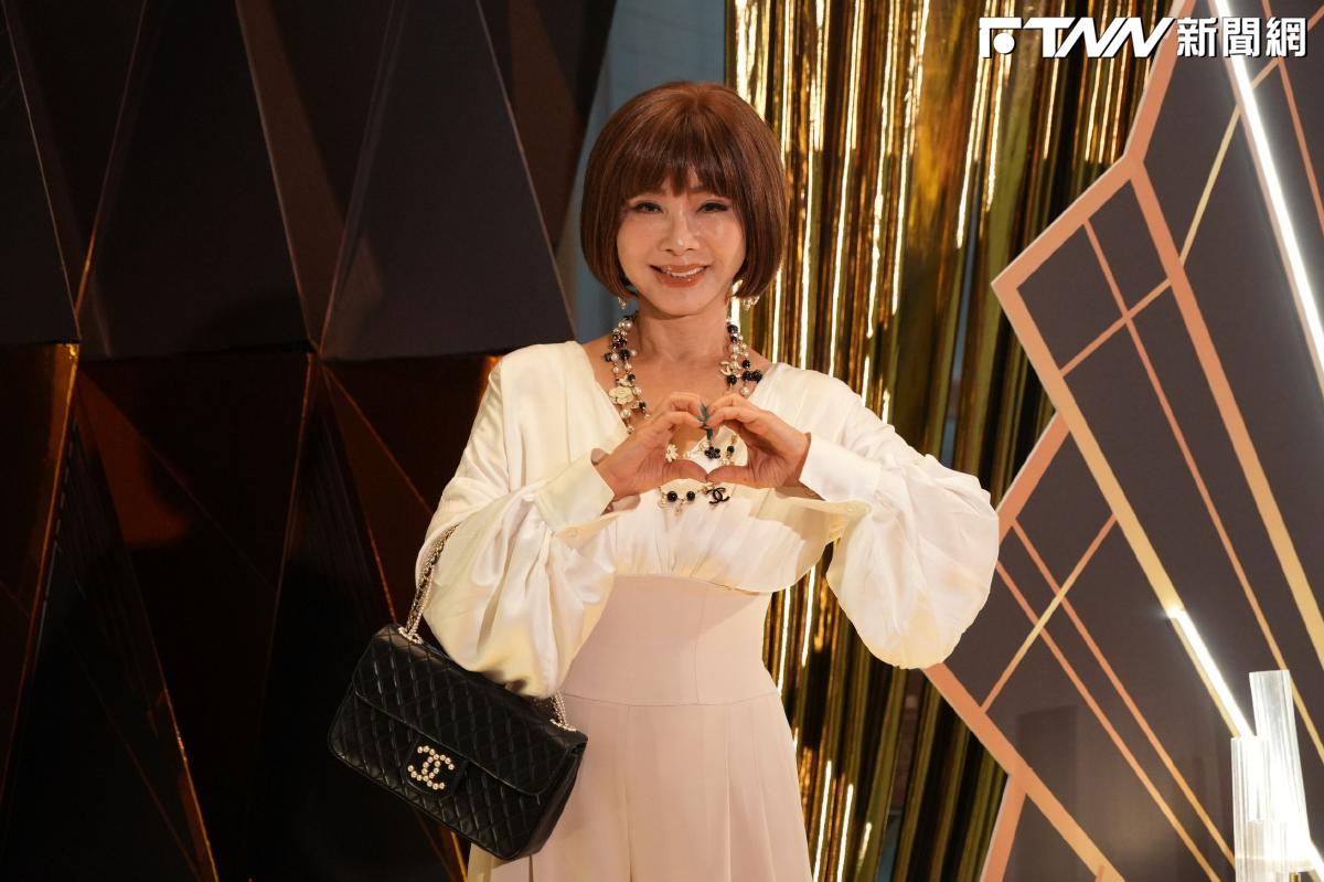 陳美鳳現身白家綺婚宴！身穿超美訂製禮服登