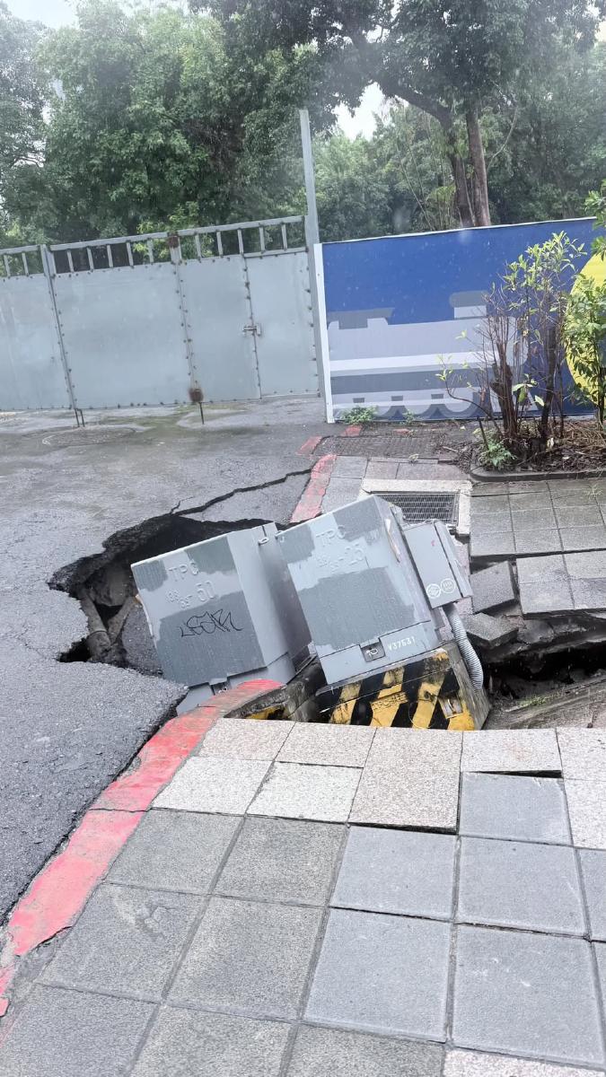 北門捷運站外驚見巨坑！人行道無預警塌陷「