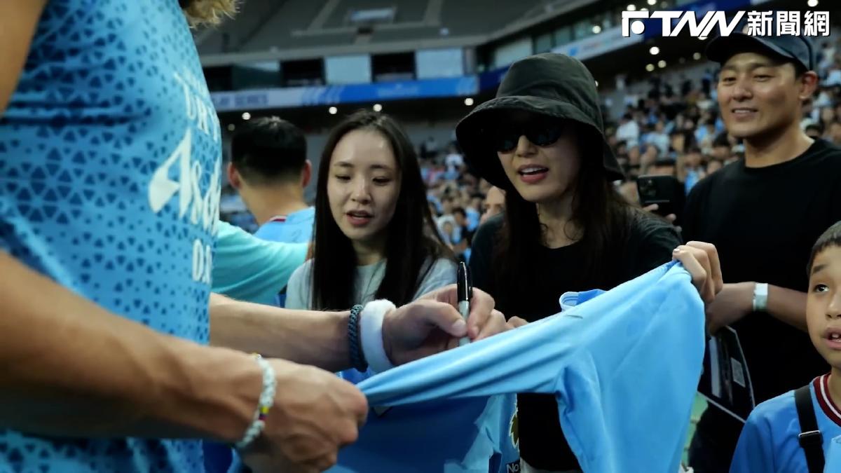 影／女神全智賢也愛哈蘭德　排隊拿到簽名狂
