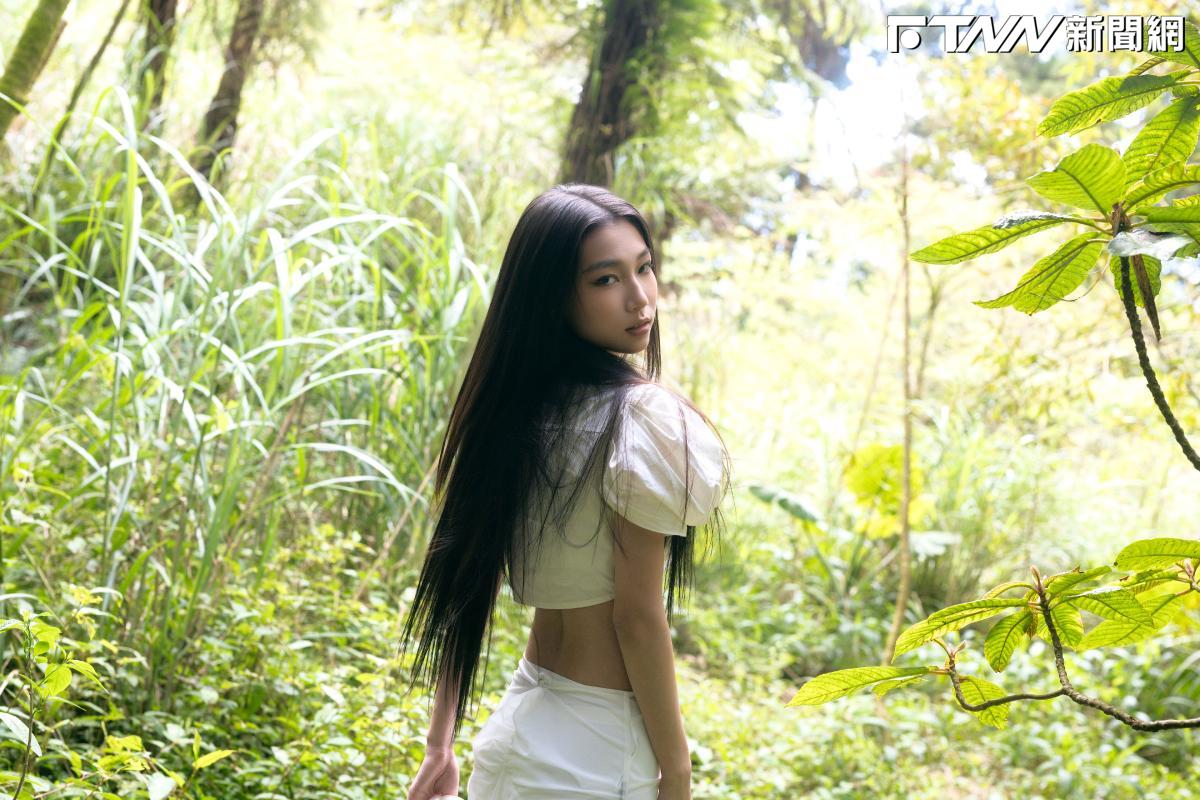 坐擁抖音130萬粉絲！性感女星快閃信義區