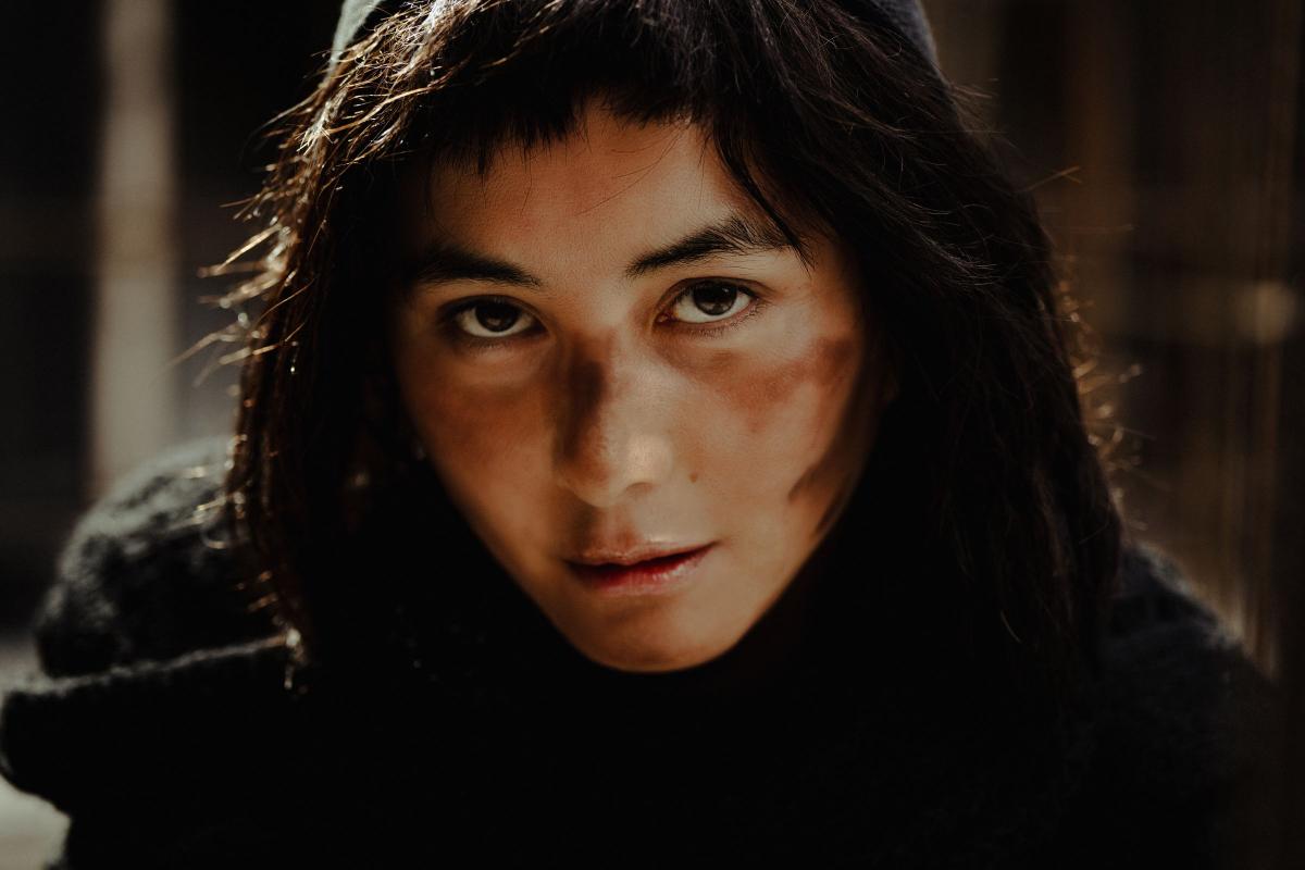 賭王愛女何超再破形象！亂髮、髒臉化身拾荒