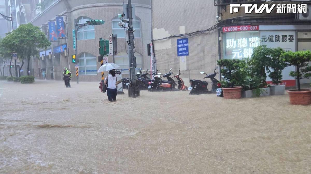 豪雨猛轟內湖災情慘重！蟑螂炸出泛舟　「咕